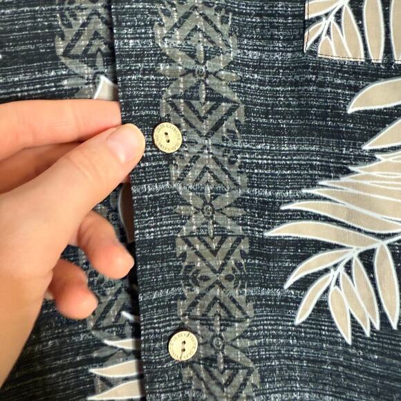 Extreme Gear Mens L Hawaiian Shirt Gray Tan Floral 100% Poly Made in Korea - Picture 3 of 14